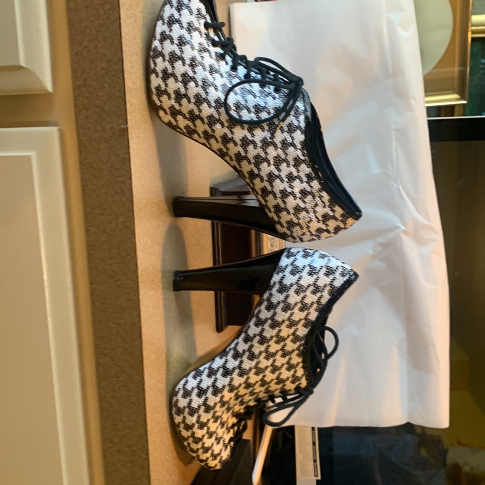 Oh! Deer! Brand Houndstooth peep toe shoes sz 6